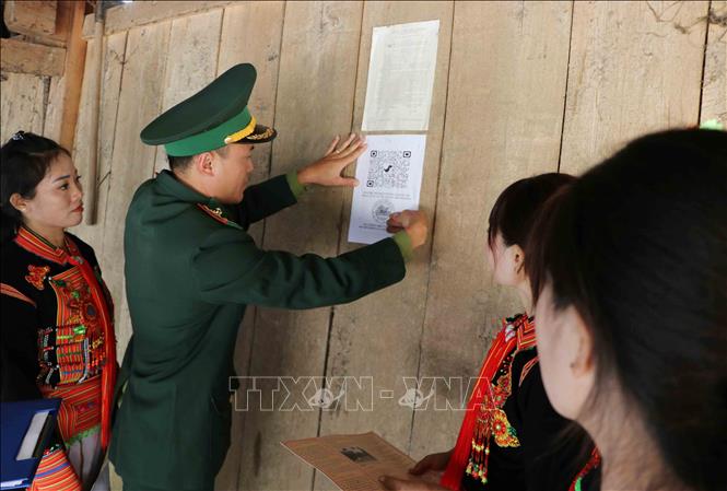 Hòm thư ẩn danh về cung cấp thông tin được Đồn biên phòng cửa khẩu Ma Lù Thàng dán tại từng nhà dân tại bản Hùng Pèng, xã Phong Thổ. Ảnh: Nguyễn Oanh - TTXVN